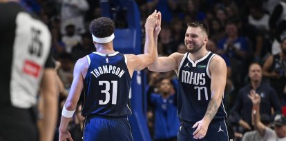 NBA | Thompson y Doncic celebran la victoria de los Mavericks en el primer partido de la temporada 2024-2025.