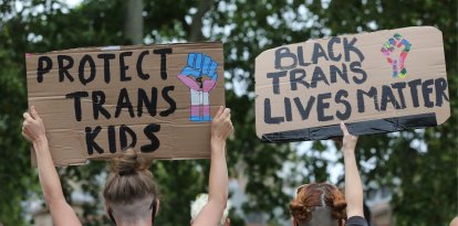 Imagen: Manifestantes con pancartas pidiendo la protección de los 'derechos' de los niños transgénero durante una protesta de Black Trans Lives Matter en Parliament Square, Londres, tras una serie de protestas de Black Lives Matter en todo el Reino Unido.