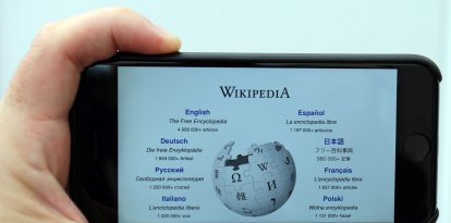 Una persona utilizando Wikipedia