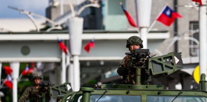 Vehículos militares patrullan frente al aeropuerto de Songshan en Taipei