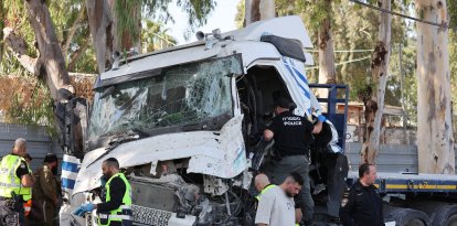 Equipos de emergencia después de que un camión a una multitud de personas en Ramat Hasharon.