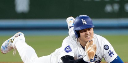 Shohei Ohtani se lesiona al intentar robar la segunda base en la séptima entrada.