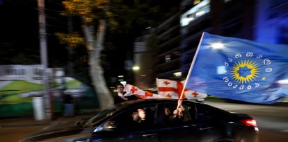 Simpatizantes del partido georgiano en el poder celebran los resultados