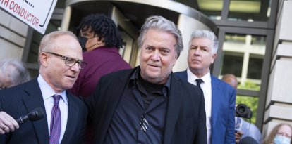 Steve Bannon sale de la Corte