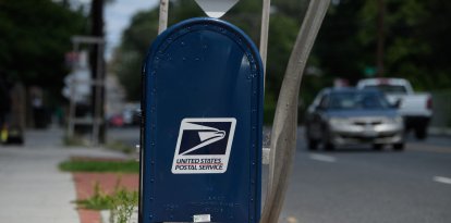 Elecciones Presidenciales 2024: Un buzón del Servicio Postal de Estados Unidos (USPS) frente a una oficina de correos en Washington, DC,