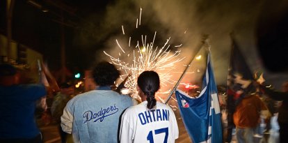 Los seguidores de los Dodgers de Los Ángeles celebran la victoria en las Series Mundiales de la Major League Baseball