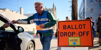 Elecciones Presidenciales 2024: Un recolector oficial de papeletas por correo en Cleveland, Ohio.