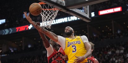 nba: El alero de Los Angeles Lakers Anthony Davis (3) recibe una falta del alero de Toronto Raptors Chris Boucher (25) mientras va a encestar durante la primera mitad en el Scotiabank Arena.