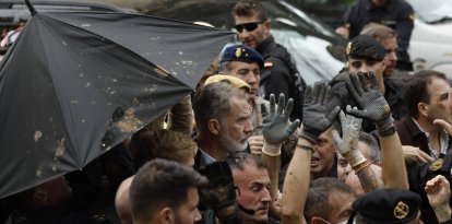 El rey Felipe VI, durante su visita a las zonas afectadas por las inundaciones