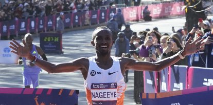 El fondista neerlandés Abdi Nageeye celebra su victoria en el maratón de Nueva York.