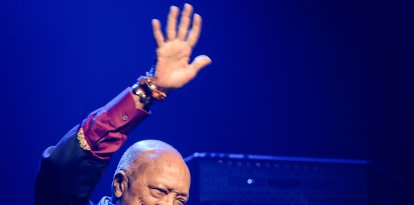 Quincy Jones se despide del público en una foto de archivo en el Montreux Jazz de 2019.