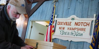 Elecciones presidenciales 2024:  Un empleado cierra la urna durante la preparación para la votación en un colegio electoral en Dixville Notch, New Hampshire, Estados Unidos, el 5 de noviembre de 2012.