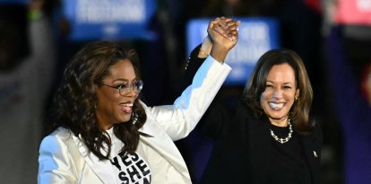 Oprah Winfrey junto con Kamala Harris en Filadelfia