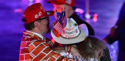 Elecciones presidenciales 2024: Blake Marnell luce su traje mural mientras celebra los resultados electorales en un acto de la noche electoral con el expresidente de EEUU y candidato presidencial republicano Donald Trump en el Centro de Convenciones de West Palm Beach, en West Palm Beach, Florida, el 6 de noviembre de 2024.