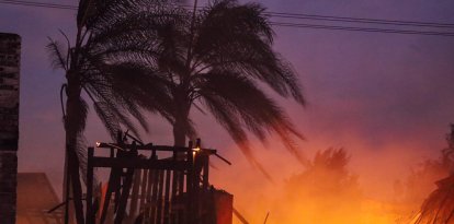 Imagen del incendio de California en Camarillo, donde se aprecia la fuerza del viento y de las llamas.