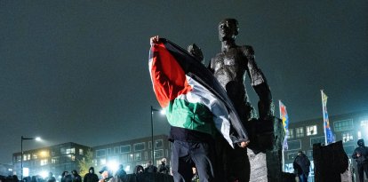 Un ultra del Ayax con una bandera Palestina previo del partido contra el Macabi de Tel Aviv