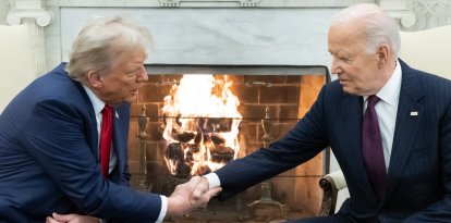 Elecciones presidenciales 2024: El presidente de EEUU, Joe Biden, estrecha la mano del presidente electo de EEUU, Donald Trump, durante una reunión en el Despacho Oval de la Casa Blanca en Washington, DC, el 13 de noviembre de 2024.