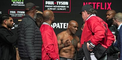 Mike Tyson después de abofetear a Jake Paul en el pesaje