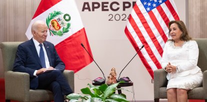 Joe Biden junto con la presidente peruana Dina Boluarte