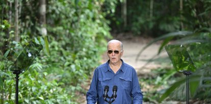 Joe Biden durante su visita a la selva amazónica en Manaus, Brasil