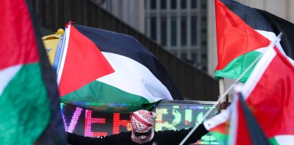 Manifestantes ondean banderas durante una concentración antiisraelí en Nueva York para conmemorar el primer aniversario del ataque del 7 de octubre de Hamás contra Israel el 7 de octubre de 2024. -