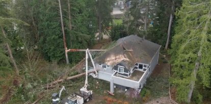 Árboles caídos sobre una vivienda en Lake Stevens, Washington State, tras el paso de un 'ciclón bomba'.