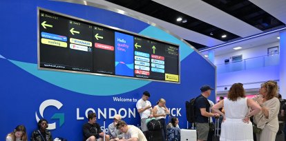 Pasajeros esperan en la zona de facturación del aeropuerto de Gatwick