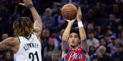 Copa NBA: El escolta de los Philadelphia 76ers Jared McCain (20) lanza el balón ante el alero de los Brooklyn Nets Noah Clowney (21) durante el último cuarto en el Wells Fargo Center