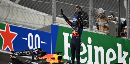 El piloto holandés de Red Bull Racing Max Verstappen celebra su cuarto título mundial consecutivo de Fórmula Uno tras el Gran Premio de Fórmula Uno de Las Vegas, en Las Vegas, Nevada, el 23 de noviembre de 2024.