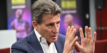 El presidente del Atletismo Mundial, Sebastian Coe, gesticula mientras habla durante una entrevista con AFP tras una rueda de prensa para presentar el Ultimate Championship, un nuevo evento atlético por equipos, en el Centro Nacional de Atletismo de Budapest, Hungría, el 22 de noviembre de 2024. El Presidente del Atletismo Mundial, Sebastian Coe, declaró el 22 de noviembre que el nuevo Campeonato Ultimate, presentado oficialmente por el organismo rector del deporte, cambiará las reglas del juego en el atletismo.