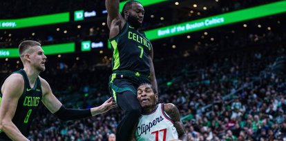 El escolta de los Boston Celtics Jaylen Brown (7) comete falta sobre el escolta de los LA Clippers Kevin Porter Jr. (77) en la segunda parte en el TD Garden.