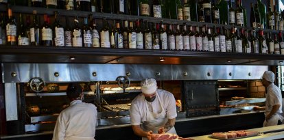 Un chef del restaurante Don Julio en Palermo, Buenos Aires