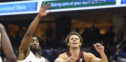 El escolta de los Cleveland Cavaliers Donovan Mitchell (45) le quita el balón al escolta de los Atlanta Hawks Dyson Daniels (5) en el primer cuarto en el Rocket Mortgage FieldHouse.