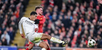 Mac Allister cubre a Bellingham durante el partido de Champions League