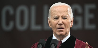 El presidente Joe Biden pronuncia un discurso durante la ceremonia de graduación del Morehouse College en Atlanta, Georgia, el 19 de mayo de 2024.