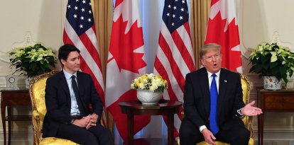 El presidente de Estados Unidos, Donald Trump (d), habla durante una reunión con el primer ministro de Canadá, Justin Trudeau, en Winfield House, Londres, el 3 de diciembre de 2019.