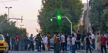 Una imagen obtenida por AFP fuera de Irán muestra a iraníes protestando en Sanandaj