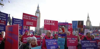 Los activistas que apoyan el proyecto de ley de suicidio asistido sostienen pancartas en una manifestación frente al Palacio de Westminster en el centro de Londres, el 29 de noviembre de 2024.