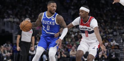 Damian Lillard (Bucks) le dribal a Coulibaly (Wizards)