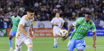 Gabriel Pec del LA Galaxy lucha por el balón con Nouhou Tolo