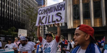 Manifestantes sostienen pancartas durante una concentración contra la dictadura de Cuba