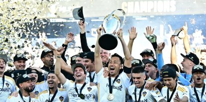 Los jugadores del LA Galaxy celebran tras ganar el partido de la final de la Copa de la Major League Soccer (MLS) entre el LA Galaxy y los NY Red Bulls en el Dignity Health Sports Park de Carson, California, el 7 de diciembre de 2024