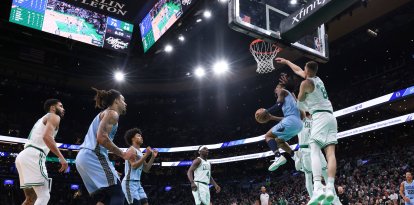 El escolta de los Memphis Grizzlies Ja Morant (12) lanza durante la segunda parte contra los Boston Celtics en el TD Garden.