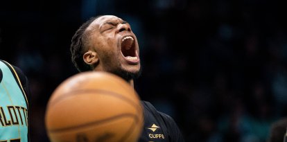 Darius Garland grita durante un encuentro de los Cavaliers contra Charlotte.