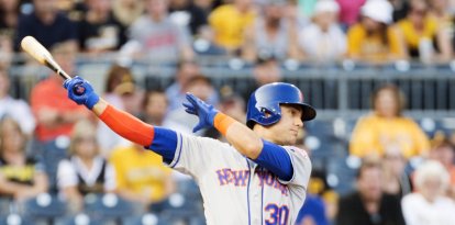 El jardinero zurdo de los Mets de Nueva York Michael Conforto batea un jonrón