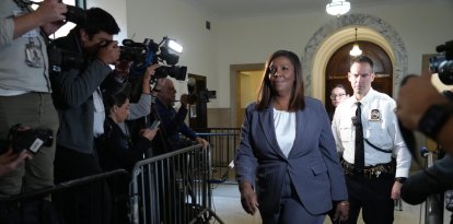 Letitia James, fiscal general de Nueva York, abandona la corte donde se juzgó a Donald Trump en el caso pro fraude civil.