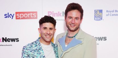 El fundador y director ejecutivo de PinkNews Benjamin Cohen y su marido Anthony James asisten a los premios PinkNews en el Royal Lancaster Hotel de Londres en 2023.