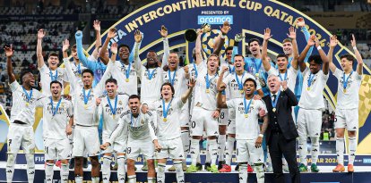 El Real Madrid posa con el galardón después de ganar su cuarta Copa Intercontinental de clubes en Doha