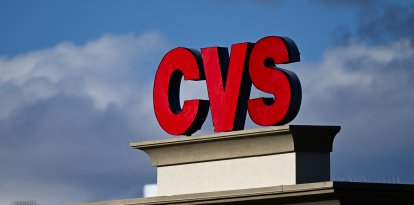 El logotipo de la farmacia CVS aparece en un cartel sobre una tienda de CVS Health Corp