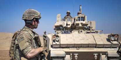 Soldado estadounidense frente a un IFV Bradley en Siria